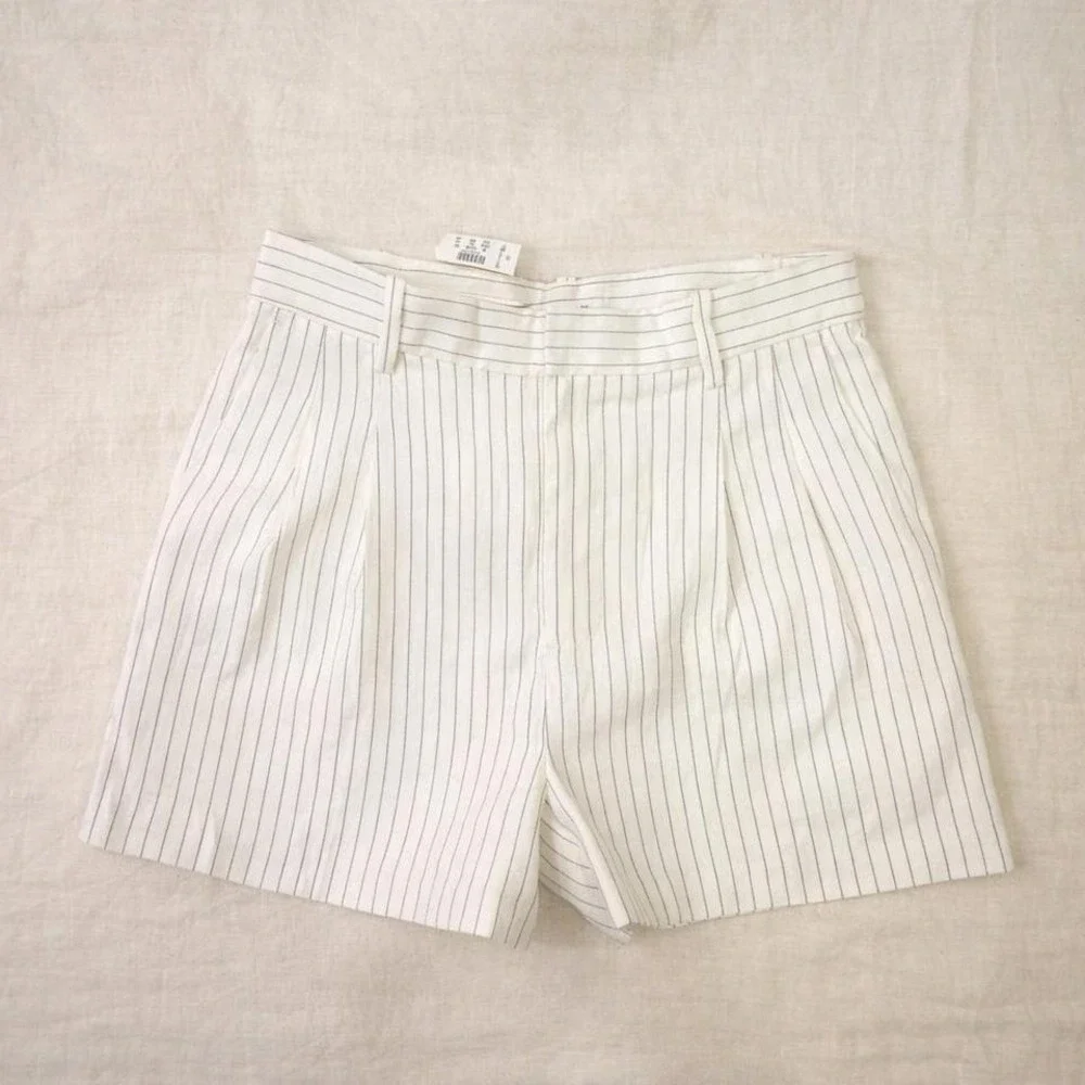 Madewell white pinstripe‎ shorts with belt, Size 00